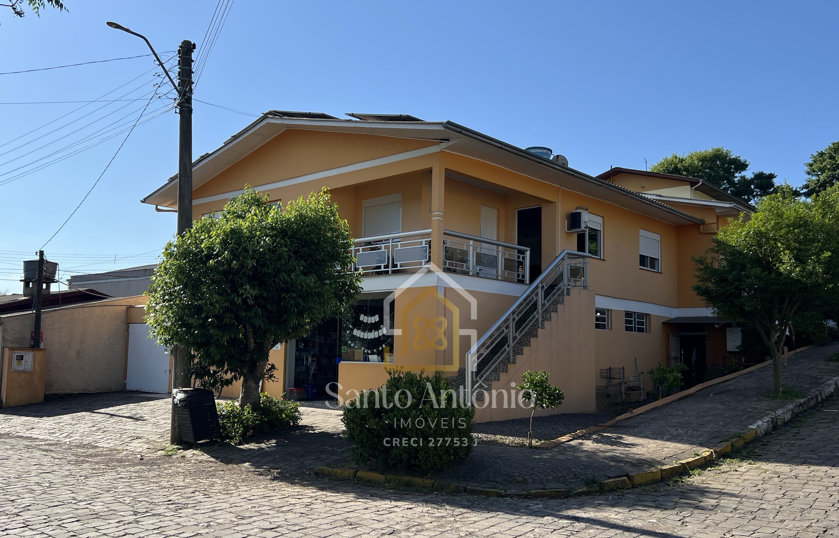 Casa com Sala Comercial - Bairro Santa Lúcia