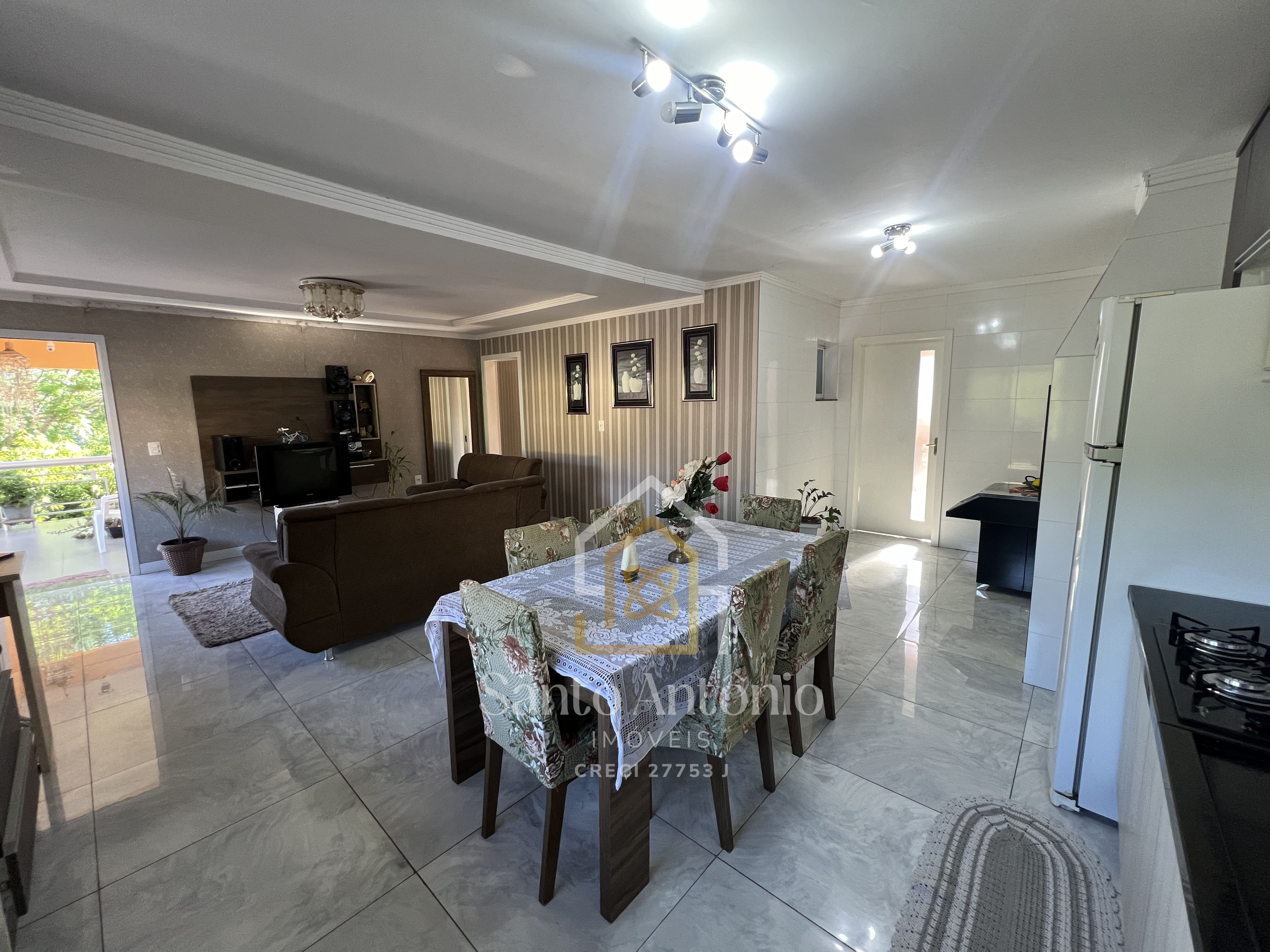 Casa com Sala Comercial - Bairro Santa Lúcia