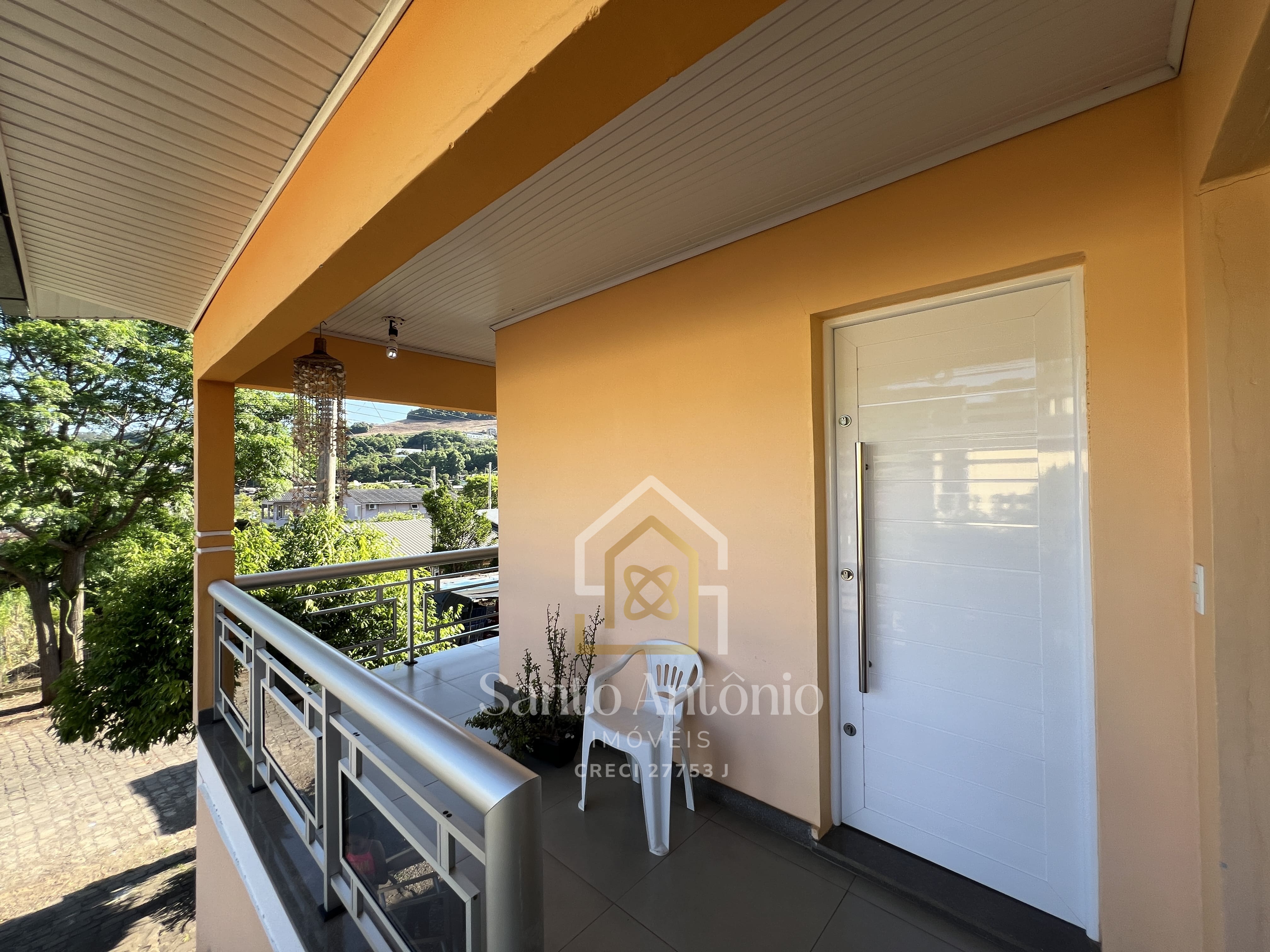 Casa com Sala Comercial - Bairro Santa Lúcia