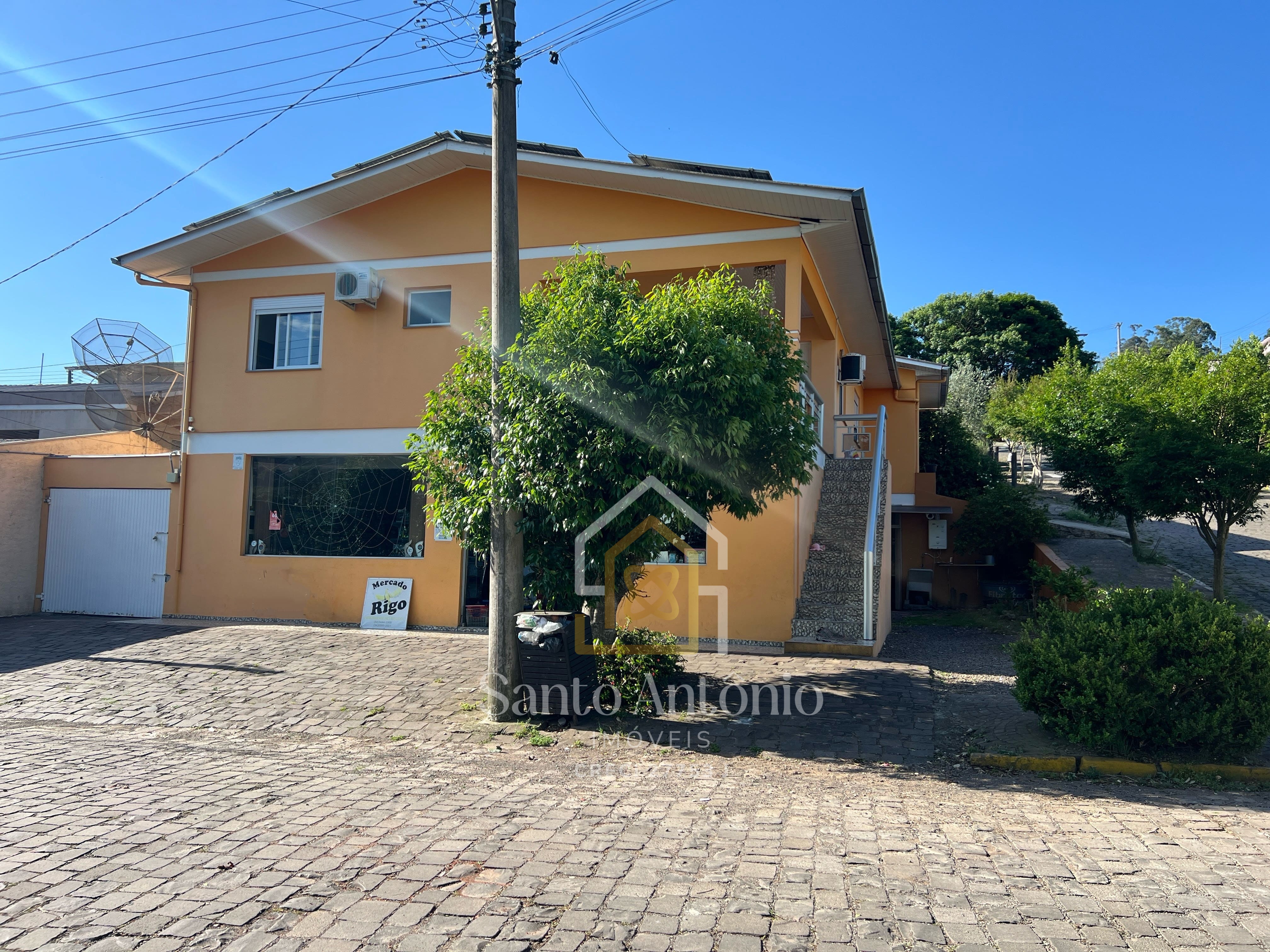Casa com Sala Comercial - Bairro Santa Lúcia